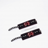 Черные кожаные наручники с красным декором и строчкой - Crazy Handmade - купить с доставкой в Балашихе