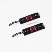 Черные кожаные наручники с красным декором и строчкой - Crazy Handmade - купить с доставкой в Балашихе