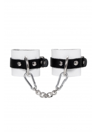 Бело-черные кожаные наручники с одним ремешком с люверсами - Pecado - купить с доставкой в Балашихе