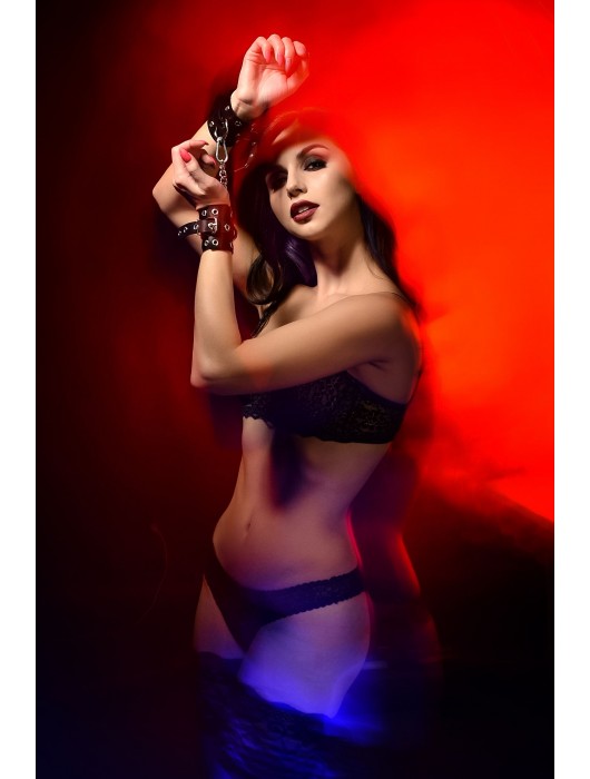 Черные кожаные однослойные наручники с люверсами - Pecado - купить с доставкой в Балашихе